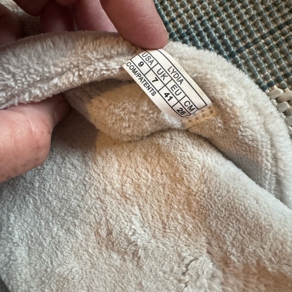 Vionic Slippers - Picture 4 of 4